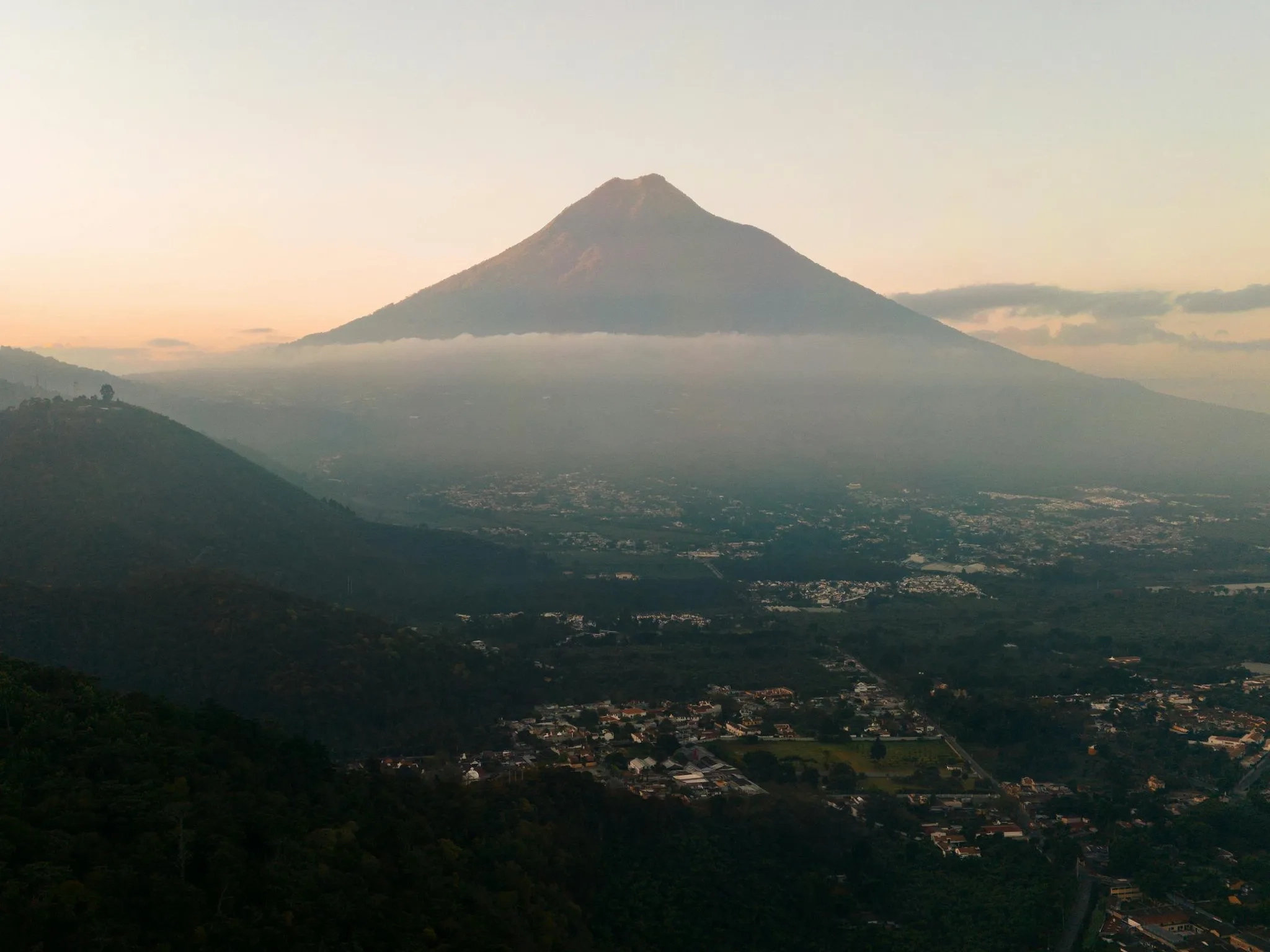 Ciudad de Guatemala con volcán al fondo